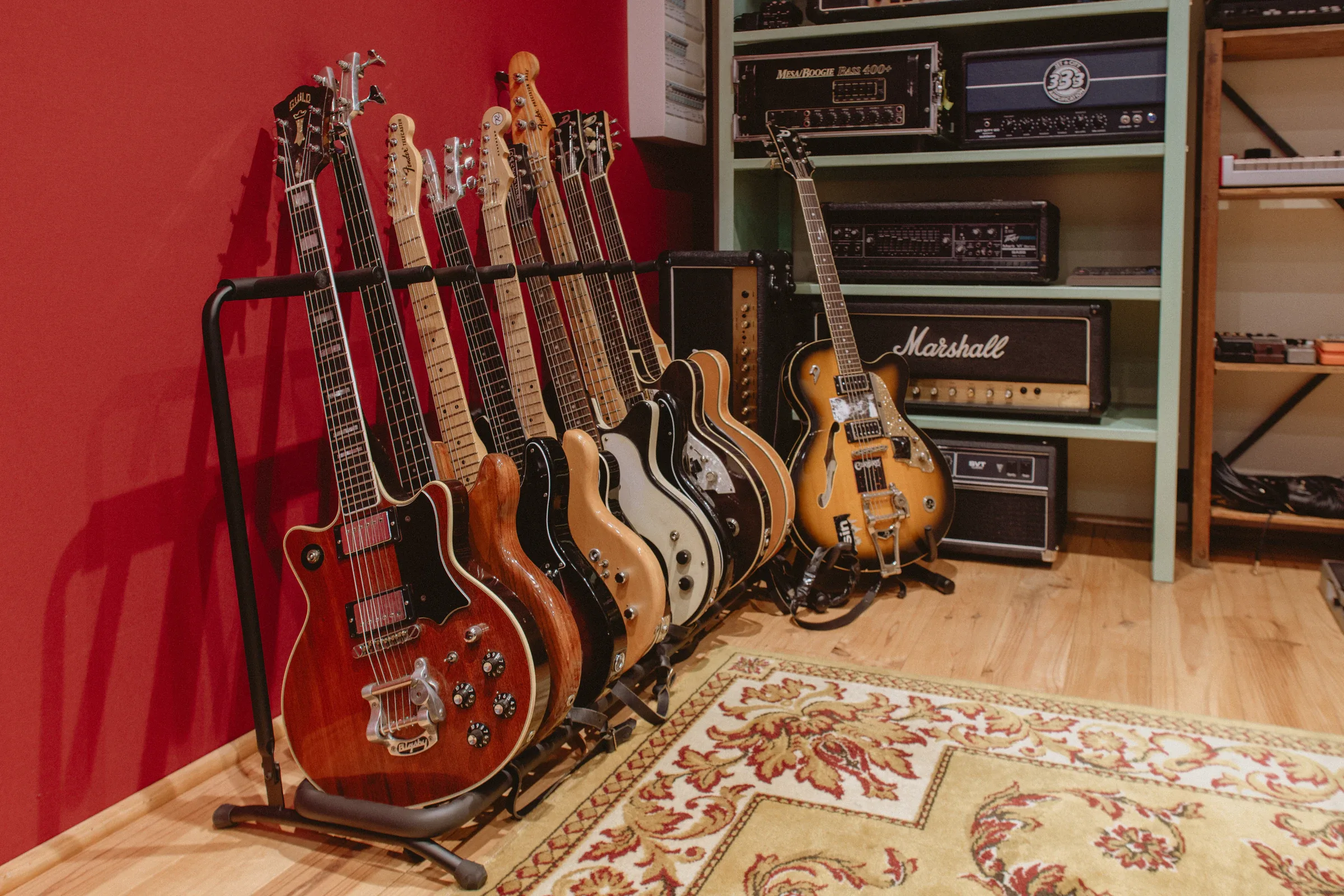 Guitares et instruments rangés dans la régie du Battant