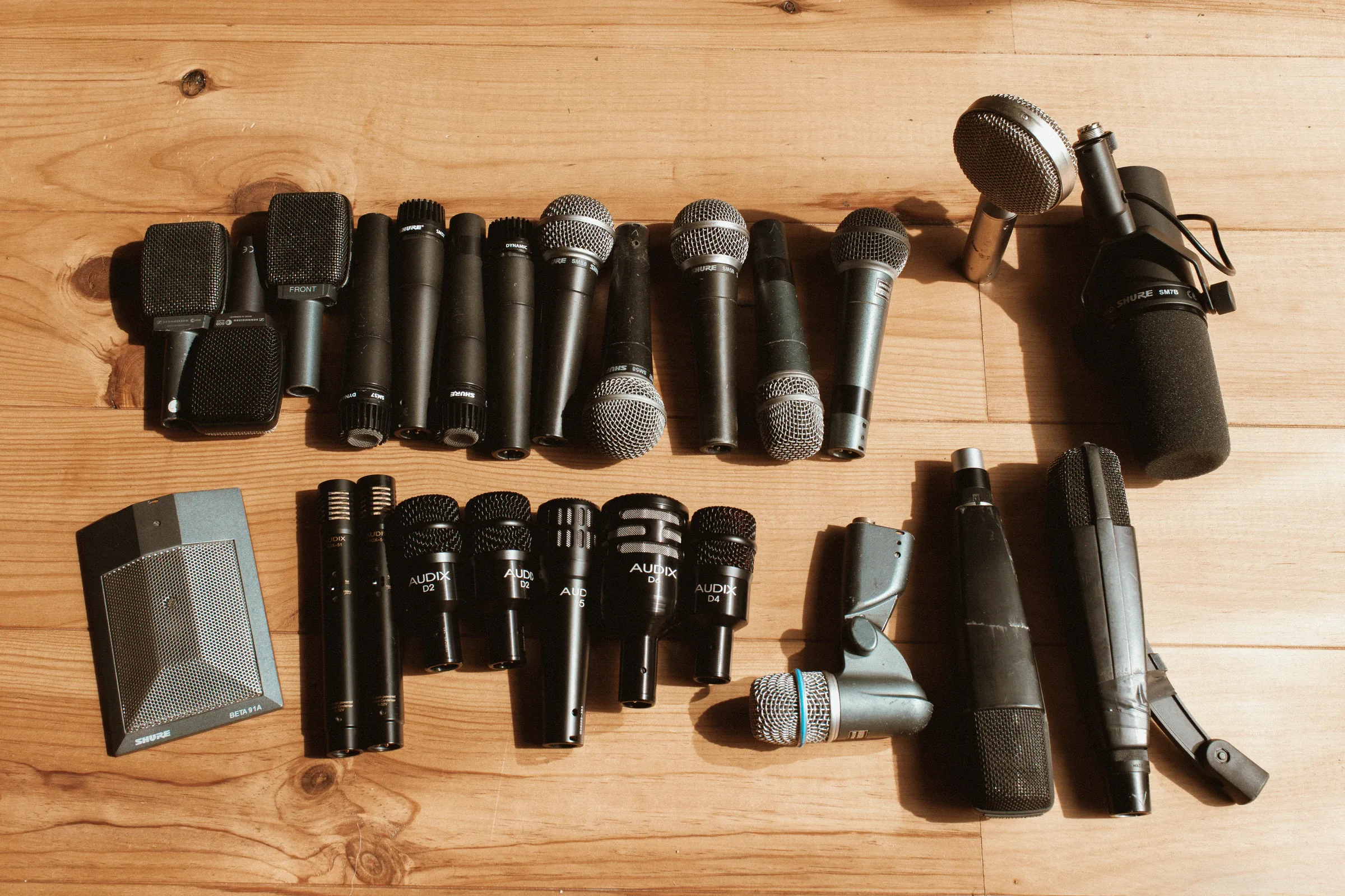 Micros posés sur le parquet du Battant