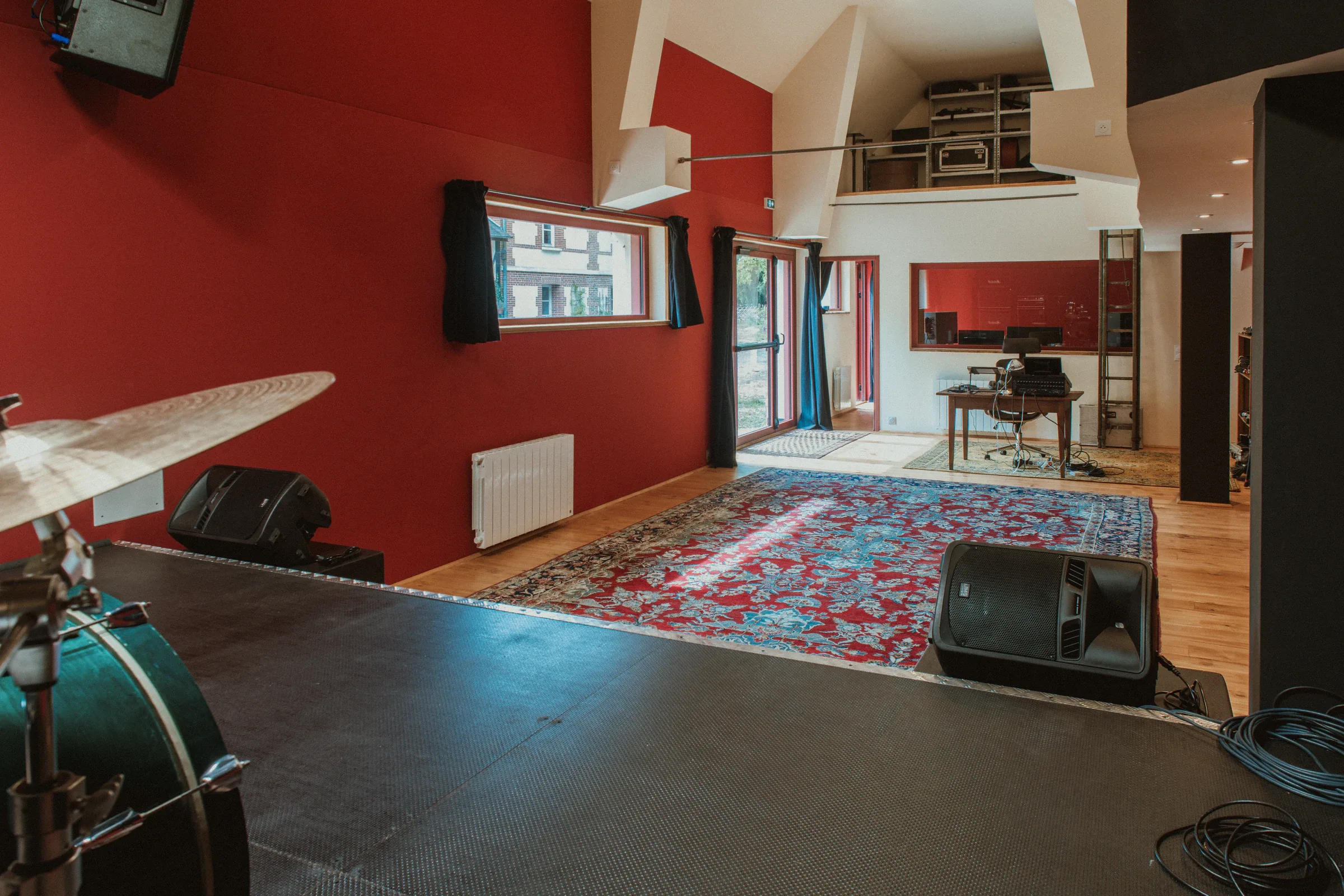 Salle du Battant vue depuis l’estrade, avec les retours et le volume de travail