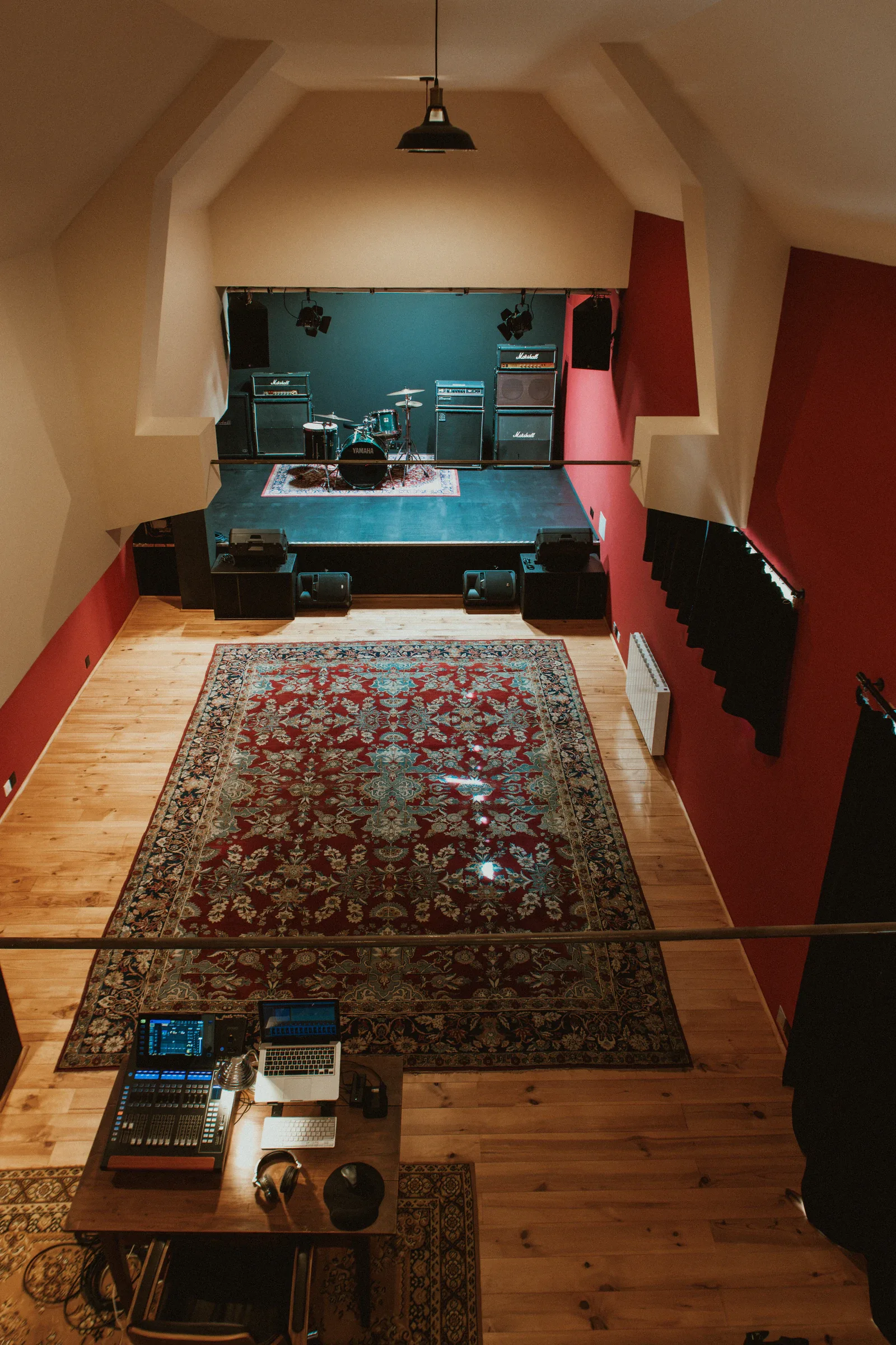Salle du Battant vue en hauteur, avec l’estrade, la batterie et une console au premier plan