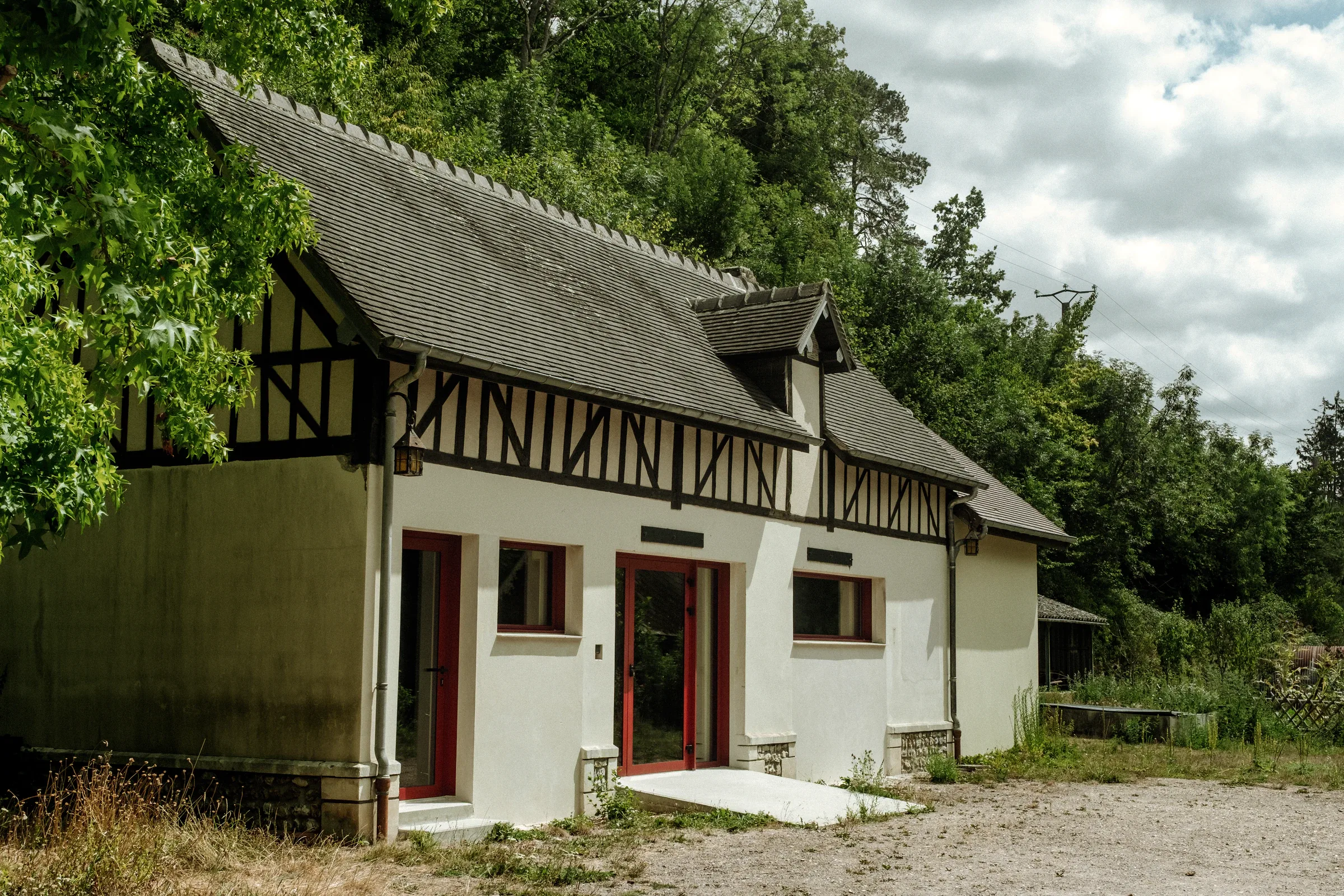 Entrée du studio du Battant, bâtiment blanc vu de l’extérieur